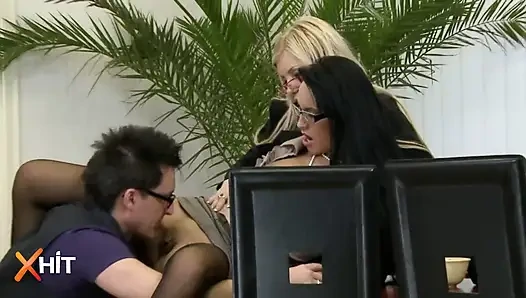 Горячая подборка лизания киски с Mela и ее подругами