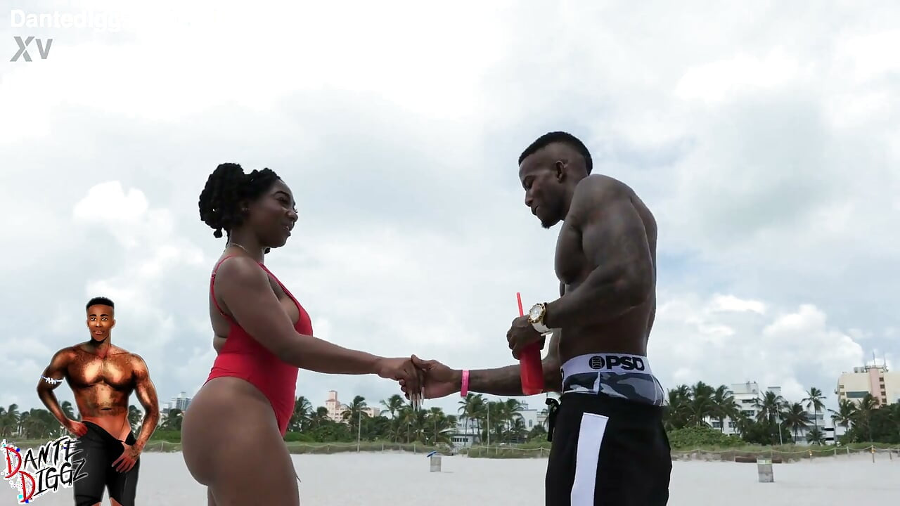 Ebony Bubble Butt Quincy Roee Gets a South Beach Dick Down After Work