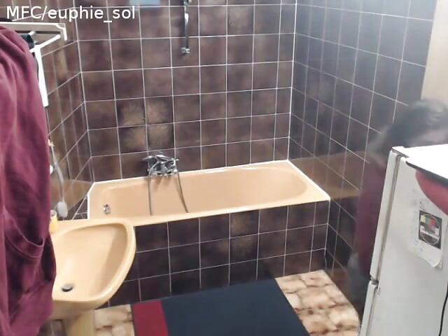 Duș filmat în direct
