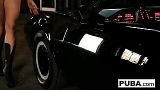 Jayden Cole leker i Knight Rider-bilen