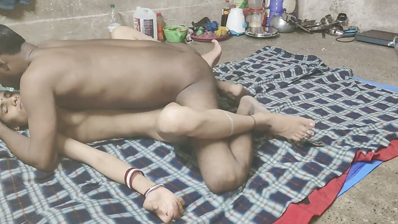 Randi bhabhi chudwane ke liye Bechain thi night sex hindi