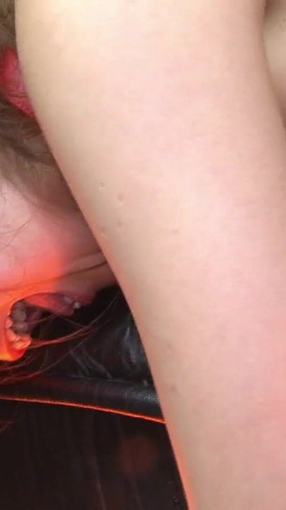 Moment must-see de la "fata excitată este futută cu degetul în cur înainte de un FUTAI DUR"