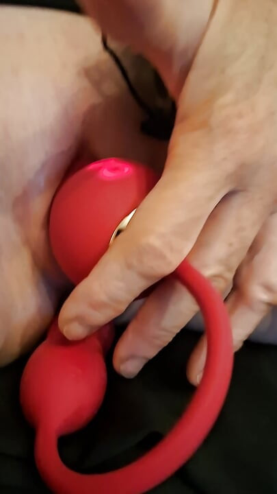 Chorro con rosa de cerca.