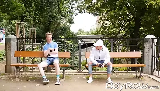 Le lieu de rencontre au parc se transforme en sexe brutal à la maison avec de jeunes hommes
