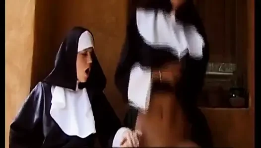 Doğal saçlı Alman orta yaşlı seksi kadın ffm fetişi üçlü grup sekste sikiliyor