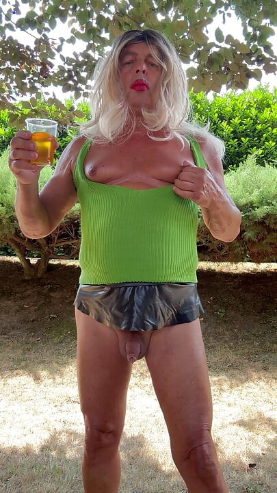 สาวสอง Kassy54 ดื่มในที่สาธารณะ