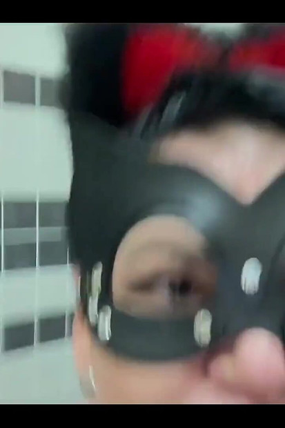Seksi Kitty pozira za kameru, masturbira i svršava uz špricanje
