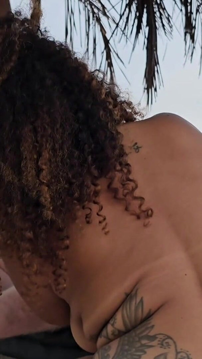 SEX BETWEEN FRIENDS ON A DESERTED BEACH ENDS WITH THE TWO FRIENDS WITH THEIR ASS BROKEN AND SPERM OOZING FROM NEGO DO PAUSEO | Clip 1