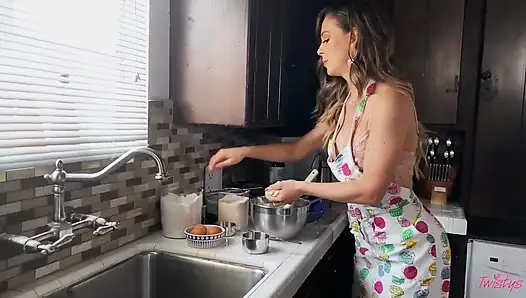 Twistys - фигуристая милфа Cherie DeVille выпекает восхитительные лакомства на кухне