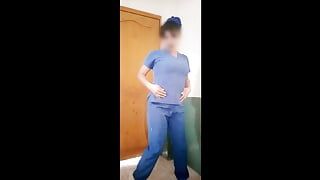 젖탱이를 보여주는 병원에서 걷는 거유 간호사. 실제 집에서 촬영한 포르노