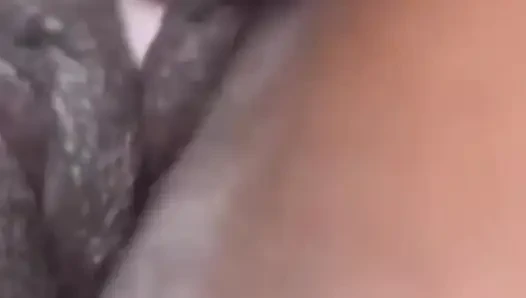 Aku lagi asik ngusap itilku sampai muncrat - close up