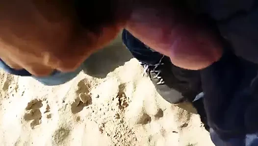 Str8 erkekler bir sürtük için plajda mastürbasyon