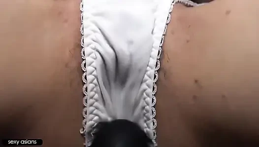 Güzel kıvrımlı ve asla tam olarak açıklayamadığı gizli bir geçmişe sahip ince genç evli kadınla yeniden bir araya geldi