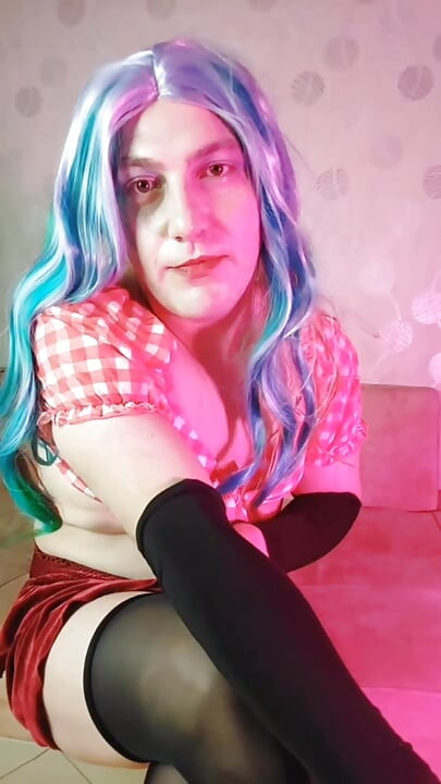 Cewek femboy cantik dengan rok ketat warna merah lagi asik muasin memeknya