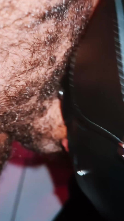 Karışık ırk heteroseksüel bogoss ağzımı sikerek boğazımı amına dönüştürüyor ve alttan boşalana kadar başım geri atılıyor