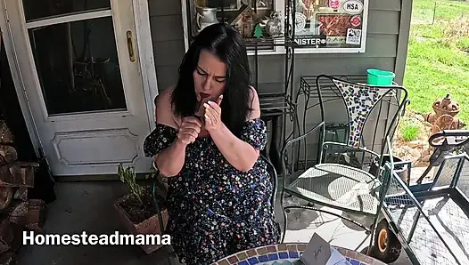 Puro içerken ayaklarımın ve göğüslerimin tadını çıkarın