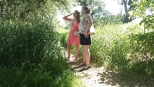 İki kadın kız ve olgun orta yaşlı seksi kadın herkesin içinde yol kenarında işeyen kırmızı külot çıkardı açık havada çiş lezbiyenler öpüşüyor