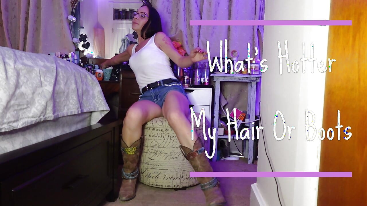 Încurcată în păr, cizme și șosete