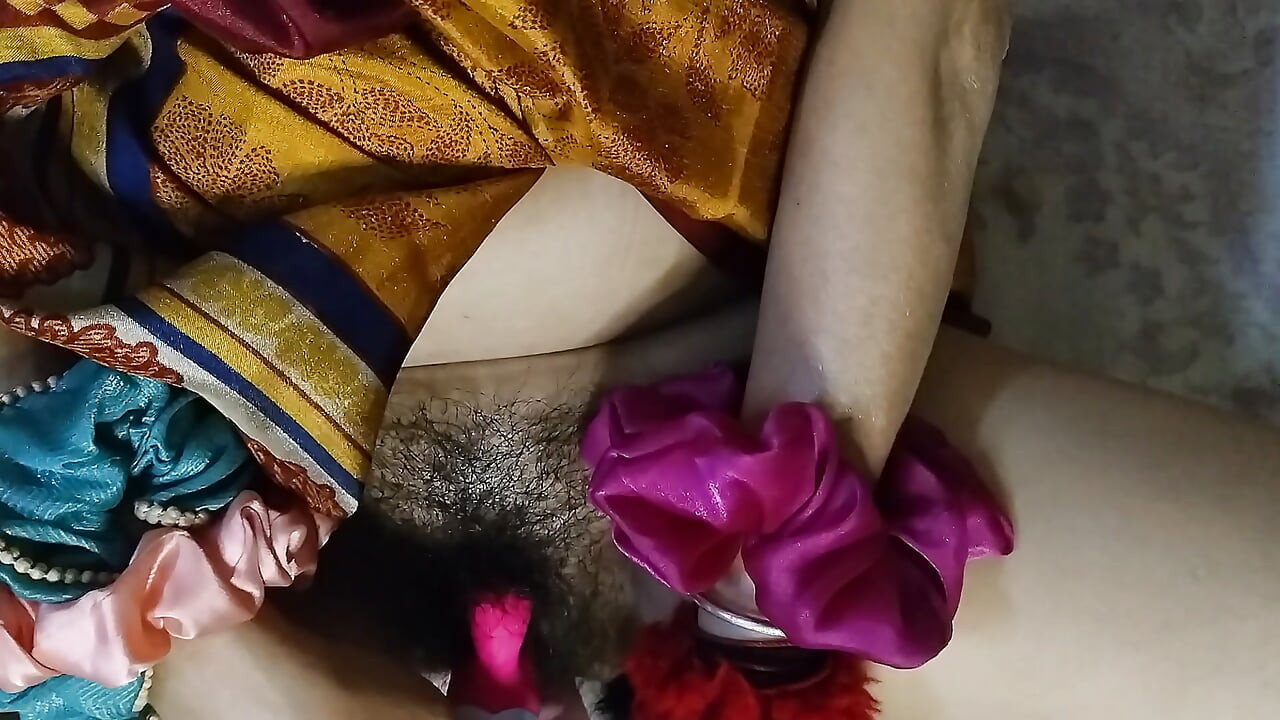 Bhabhi Inserted Sex Toy Into Pussy and Took Out Pussy Juice