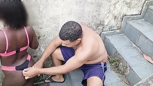 Mulatto eve girmeme izin vermedi ve merdivenlerde vurdu