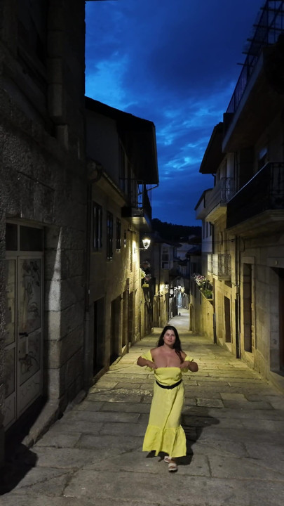 Ateşli orta yaşlı seksi kadın İspanyol sokağında göğüslerini gösteriyor.