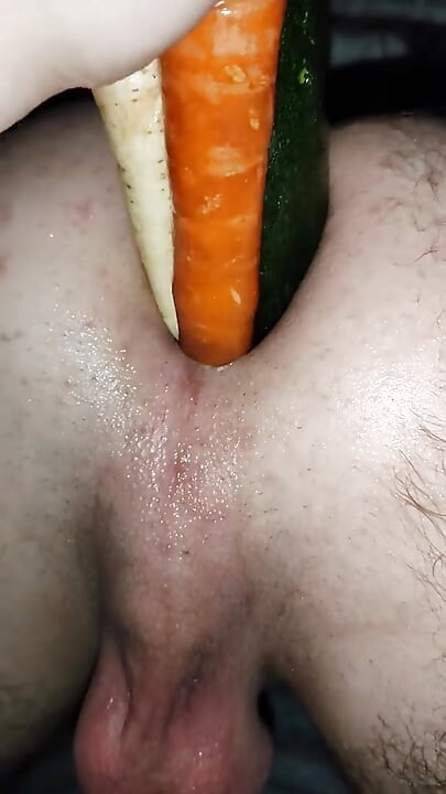 Βάζει λαχανικά στον κώλο μου