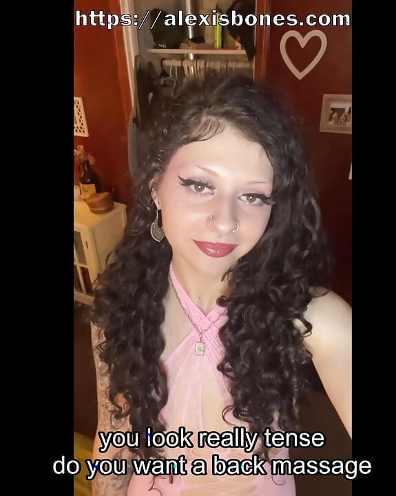 Ta thérapeute vierge gothique commence lentement à te baiser parce que ta femme ne te laisse pas