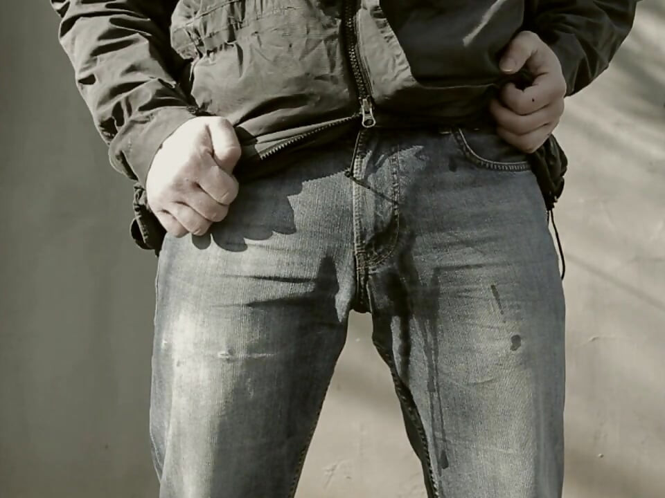 pissing outdore in jeans