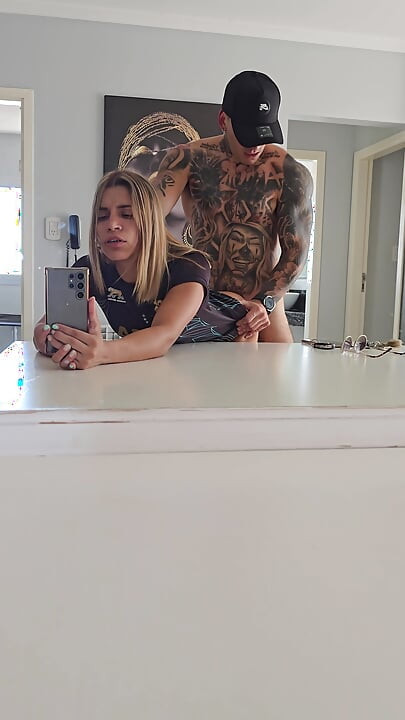 Meu MEIO-IRMÃO me encosta no espelho e não para de me bater forte