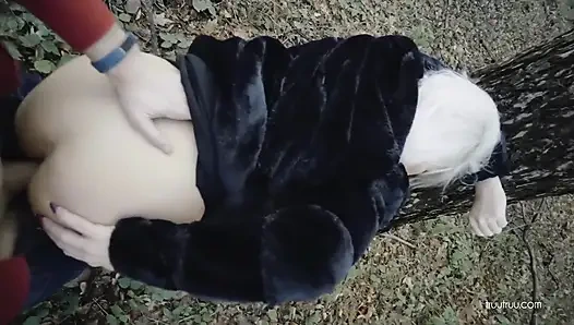 Рискованный публичный трах на прогулке со случайным мужиком с Tinder