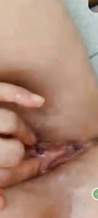 Auto masturbándose mi apretado coño