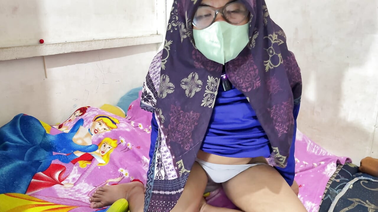Makcik Riani Sange tidak mempunyai pelakon bersama pada akhirnya untuk memenuhi nafsunya