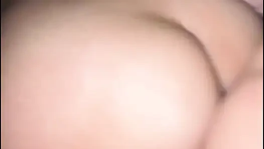 Güzel yüzlü güzel Hintli kadın, penis emiyor ve sonra dört ayak üzerinde sikişiyor, etkileyici derecede büyük bir poposu var