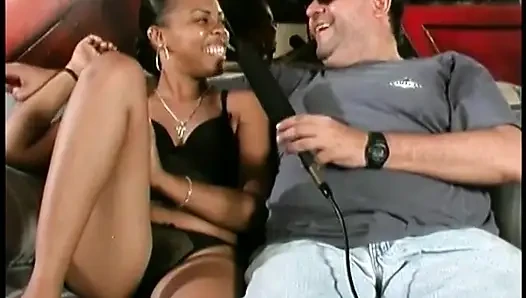 Шпилю цветную женщину, сосет член и получает его в тугую пизду