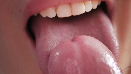 Slordige pijpbeurt van een Aziatisch meisje krijgt helder sperma van frenulum likken, close-up, pov, verticale video