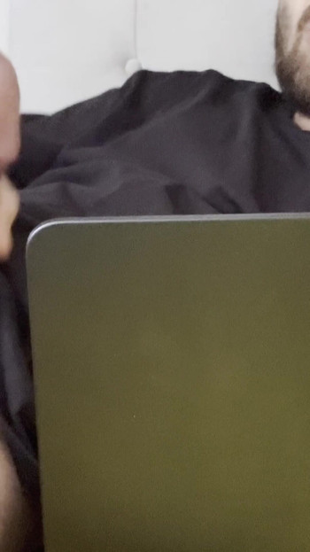 Zapanjujući trenutak iz "Privatnog trenutka ispred mog ekrana... (Samozadovoljavanje mog velikog arapskog kurca pred žestokim analom"
