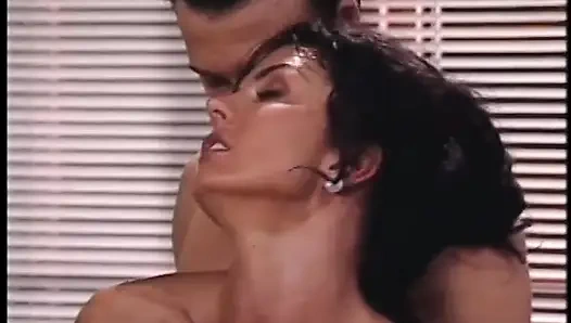 Большой член, большие сиськи трахаются в офисе