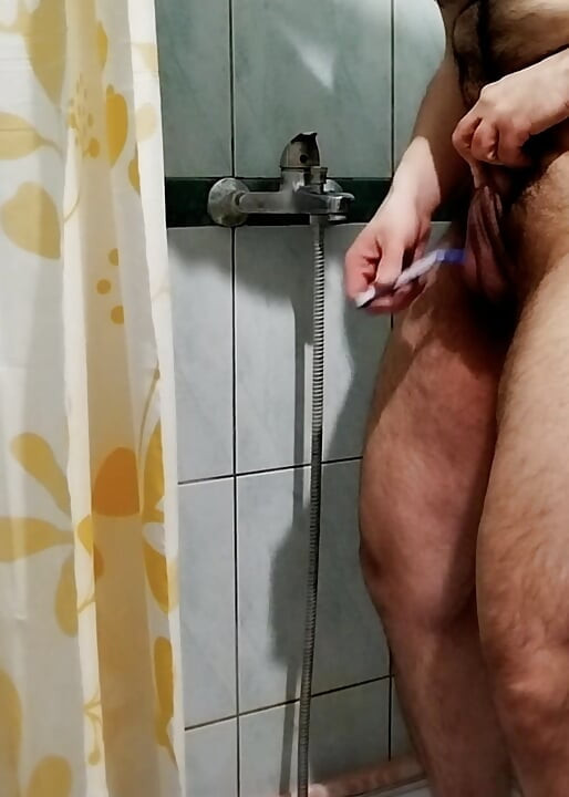 Young Gay trimming his bush