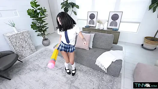 Teman sekamar menghibur liora vane dengan kontol besarnya