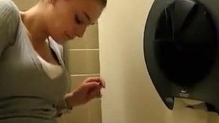 Masturbacja w toalecie