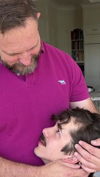 Trenutak koji morate vidjeti iz "Breeding ShowOffJonah with FurryBikerXXX in my garden room"