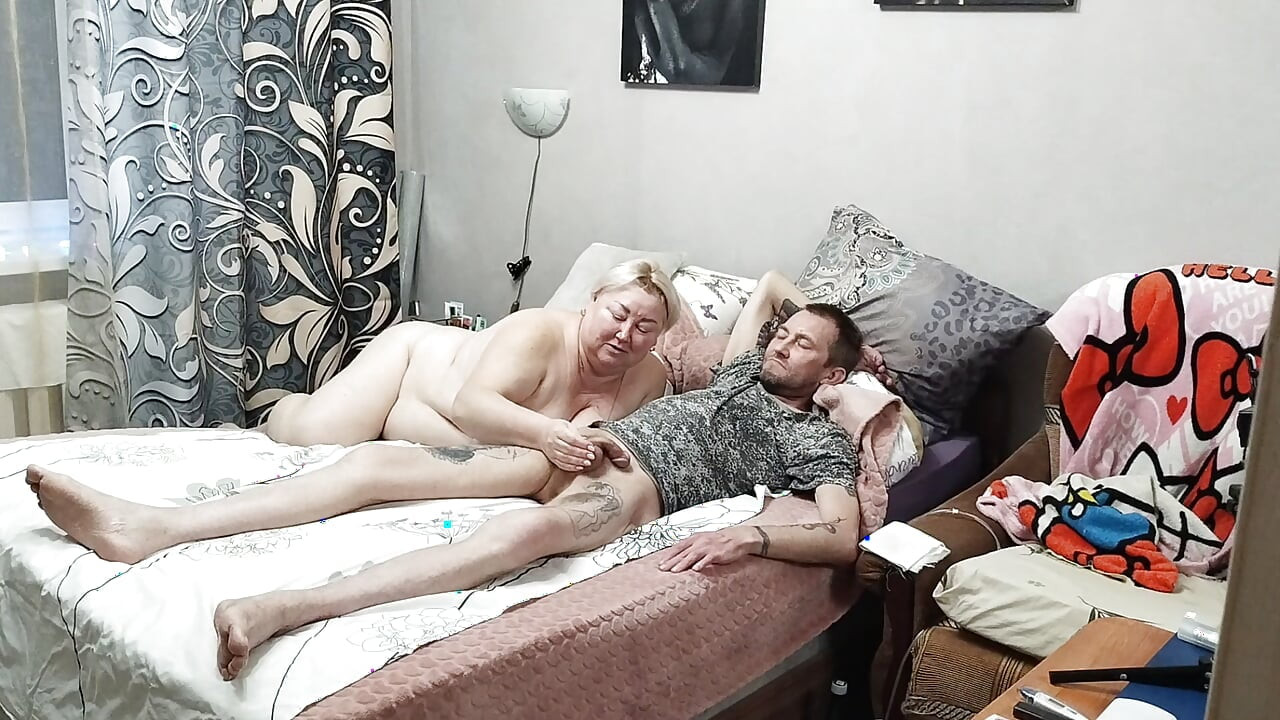 minha manhã na minha sogra começou com um profundo boquete e porra na boca