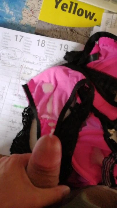 Grosse ejac sur les sous vetements de ma collegue