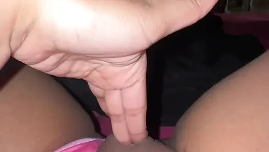 Mädchen mit großer muschi masturbiert