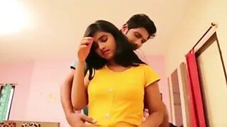Une étudiante du Kerala se fait baiser sur le nombril et les seins par son copain
