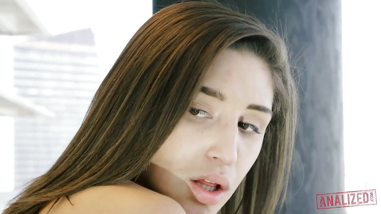 Abella Danger je bila žestoko jebana od strane Jamesa Deena u analnoj akciji