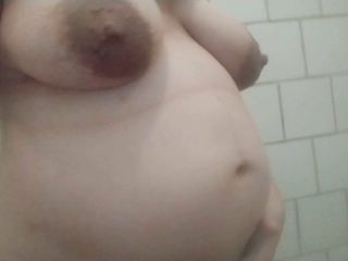 Une adolescente enceinte de 8 mois avec des seins énormes dans une douche publique