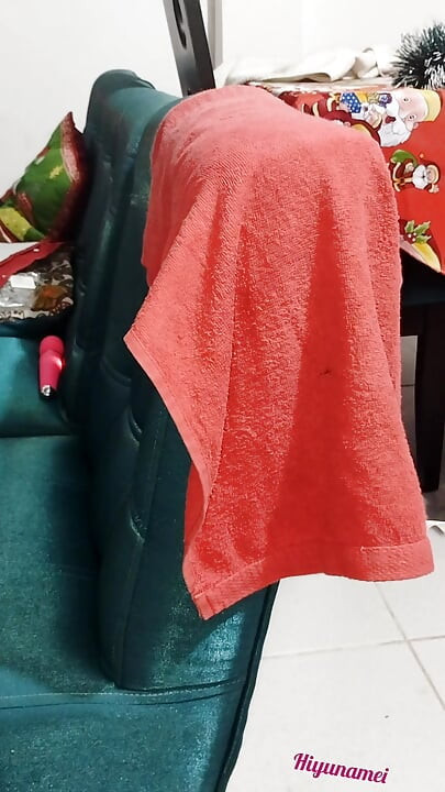 Hiyunamei im haus hat viel mehr spaß mit dem gedanken, beobachtet zu werden