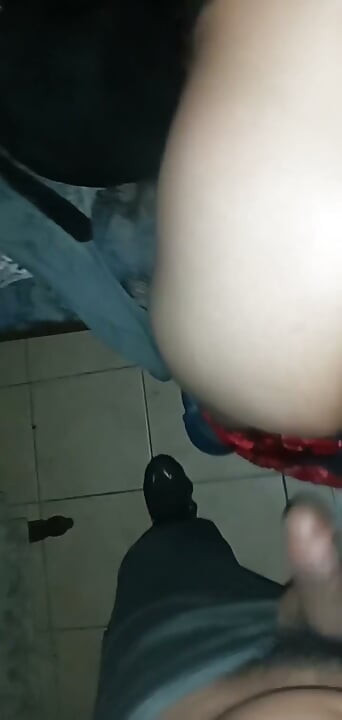 משרתת בארבע הכנסתי את הזין שלי לתוכה