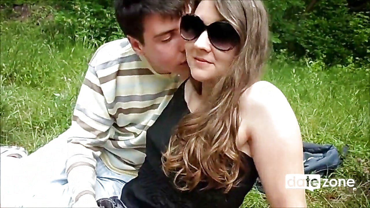 Amigo comparte a su joven esposa con un amigo en el pecho de la naturaleza
